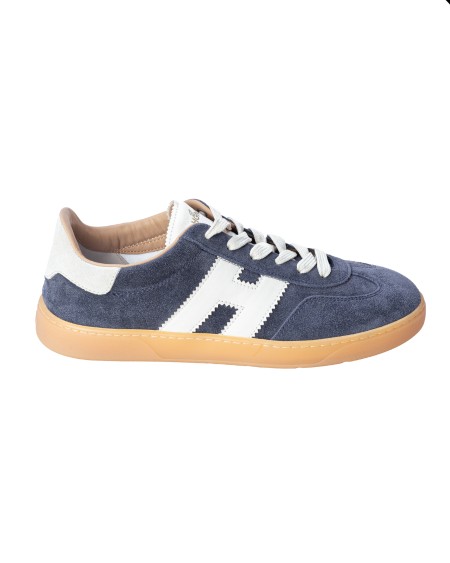 Shop HOGAN  Scarpa: Hogan sneakers Hogan Cool Blu.
Tomaia in pelle scamosciata.
H laterale e dettagli in nappa.
Fussbett in memory foam.
Suola a cassetta in gomma (TPU).
Indicazioni di cura e mantenimento incluse.
Custodia in tessuto inclusa.
Include un paio di lacci aggiuntivi.
Fabbricato in Italia.. HXM6470FB60PJQ-0ESI