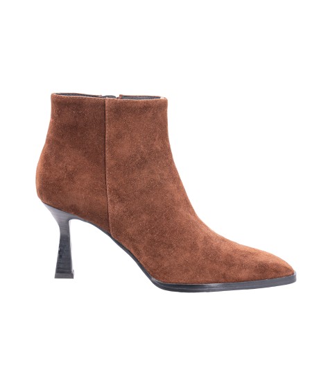 Shop LOLACRUZ  Stivale: Stivali Lola Cruz "Amina Ankle-Boots".
Altezza tacco 7,5 cm.
Composizione: pelle scamosciata.
Prodotto in Spagna.. 007T30-9092