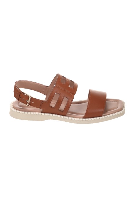 Shop HOGAN  Sandalo: Hogan sandalo H638.
Sandalo A Fasce.
Tomaia in pelle liscia.
Logo Hogan impresso sul fronte.
Cinturino al tallone.
Fussbett in pelle.
Suola in gomma light.
Profilo in cordoncino.
Indicazioni di cura e mantenimento incluse.
Custodia in tessuto inclusa.
Composizione: 100% Pelle.
Made in Italy.. HXW6380ET90LE9-S003