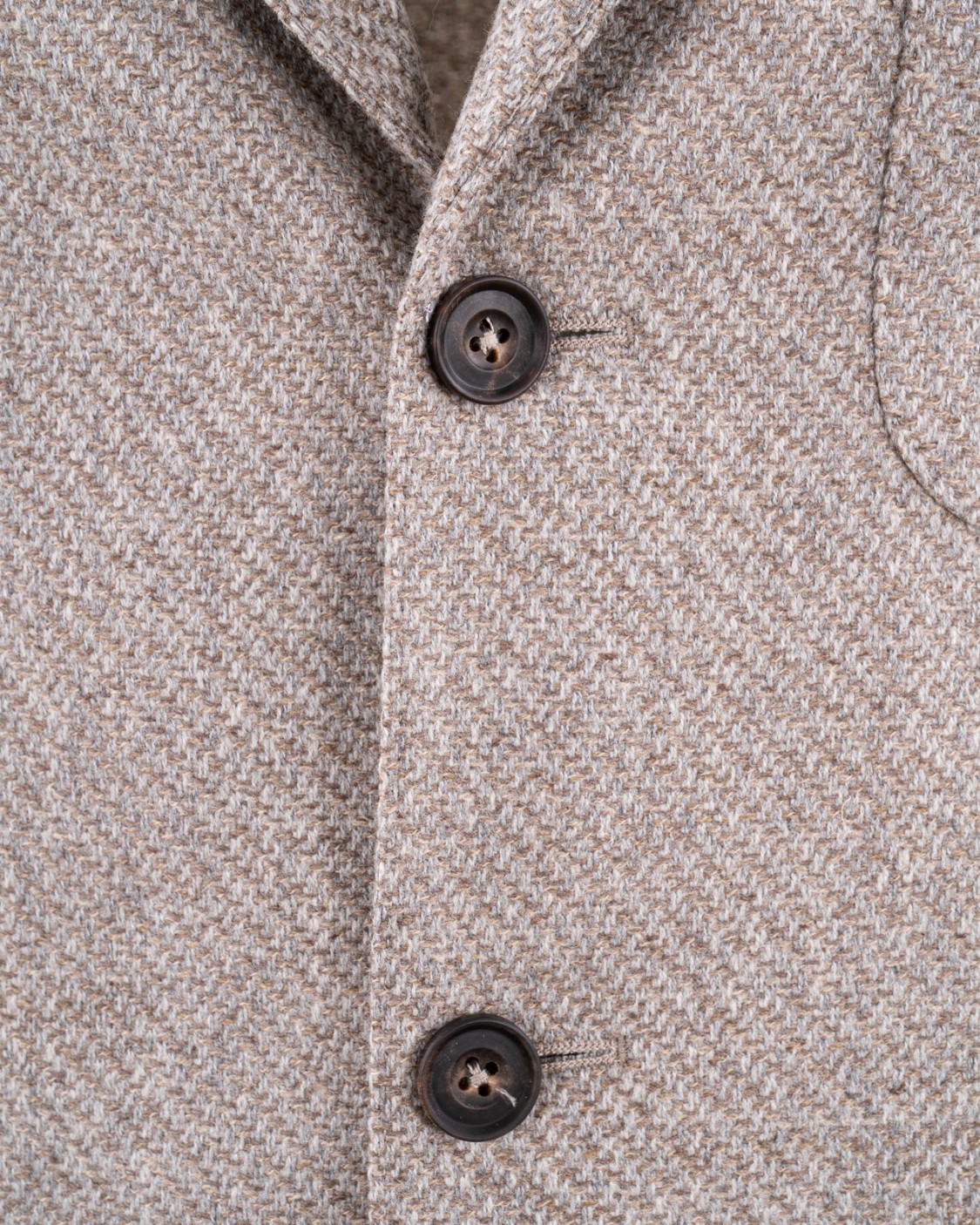 shop CORNELIANI  Giacca: Corneliani giacca monopetto in misto cashmere.
Giacca monopetto a due bottoni, sfoderata.
Vestibilità classica.
Spalla naturale.
Rever a punta tronca.
Taschino a pistagna sul petto,
tasche laterali applicate.
Doppio spacco posteriore,
bottoni in corno.
Composizione: 81% lana vergine, 15% seta, 4% cashmere.
Made in Slovacchia.. 94X535-9416302-031 number 351446