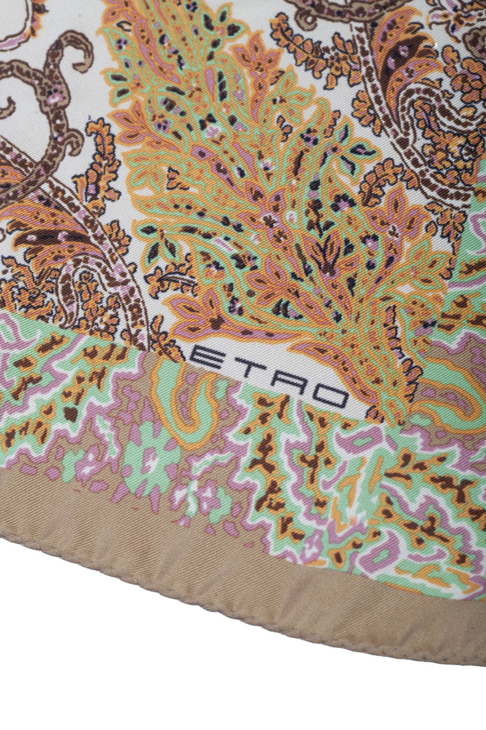 shop ETRO  Pochette Uomo: Etro fazzoletto da taschino.
Fazzoletto da taschino realizzato in seta e impreziosito con stampa Paisley e logo ETRO. 
Bordi decorati a contrasto.
43 x 43 cm
100% seta
Fabbricato in Italia.. MAUA0004AS237-X0820 number 9208232