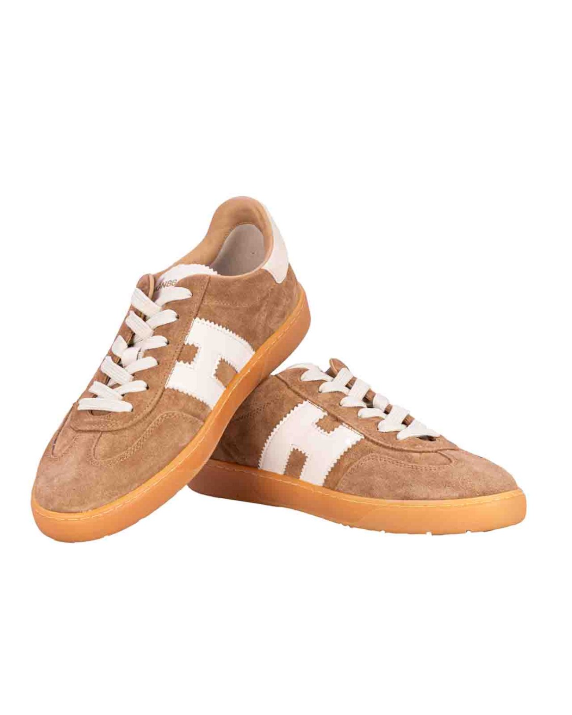 shop HOGAN Saldi Sneakers: Hogan sneakers Hogan Cool Beige.
Tomaia in pelle scamosciata.
H laterale e dettagli in nappa.
Fussbett in memory foam.
Suola a cassetta in gomma (TPU).
Indicazioni di cura e mantenimento incluse.
Custodia in tessuto inclusa.
Include un paio di lacci aggiuntivi.
Fabbricato in Italia.. HXM6470FB60PJQ-64H8 number 9373468